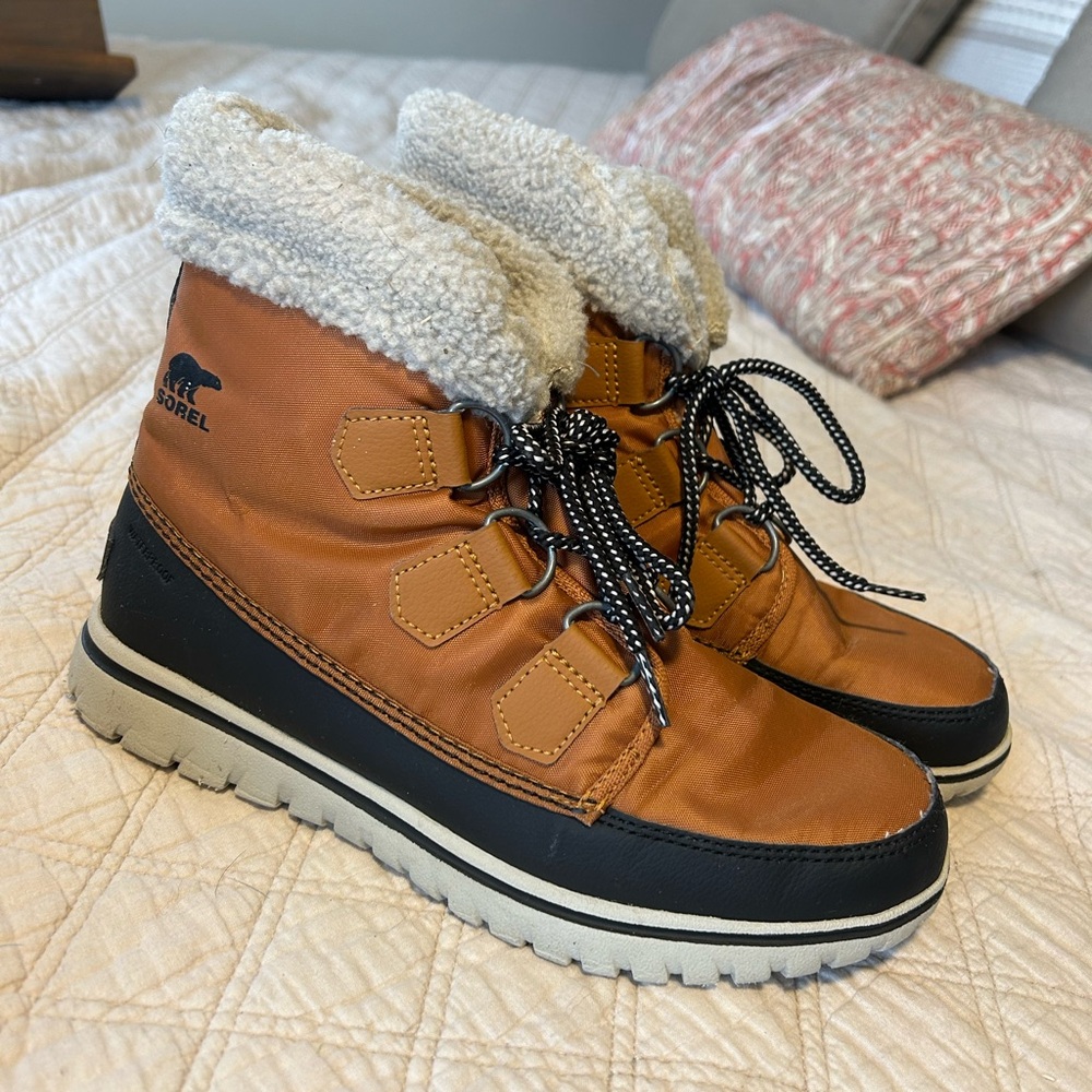 Sorel Tan and Black Winter Boots with Faux Fur